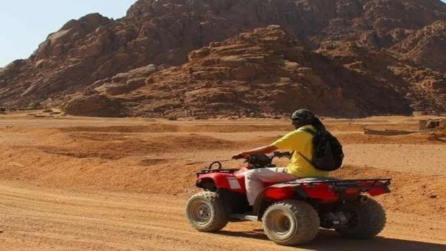 Excursión al atardecer por el desierto desde Marsa Alam en quad ATV