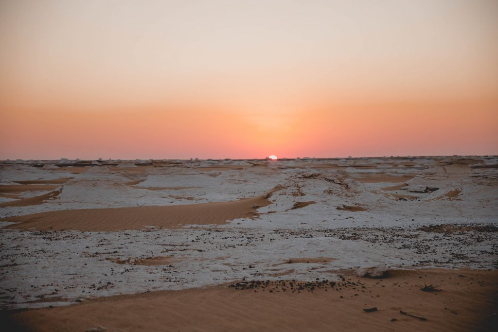 Tour di 2 giorni al Deserto Bianco e allOasi di Bahariya dal Cairo