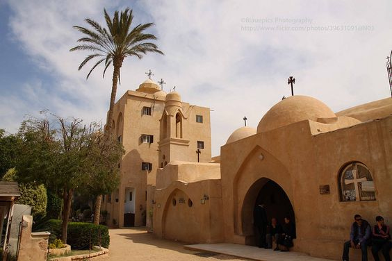 De Koptische kloosters vanuit Makadi